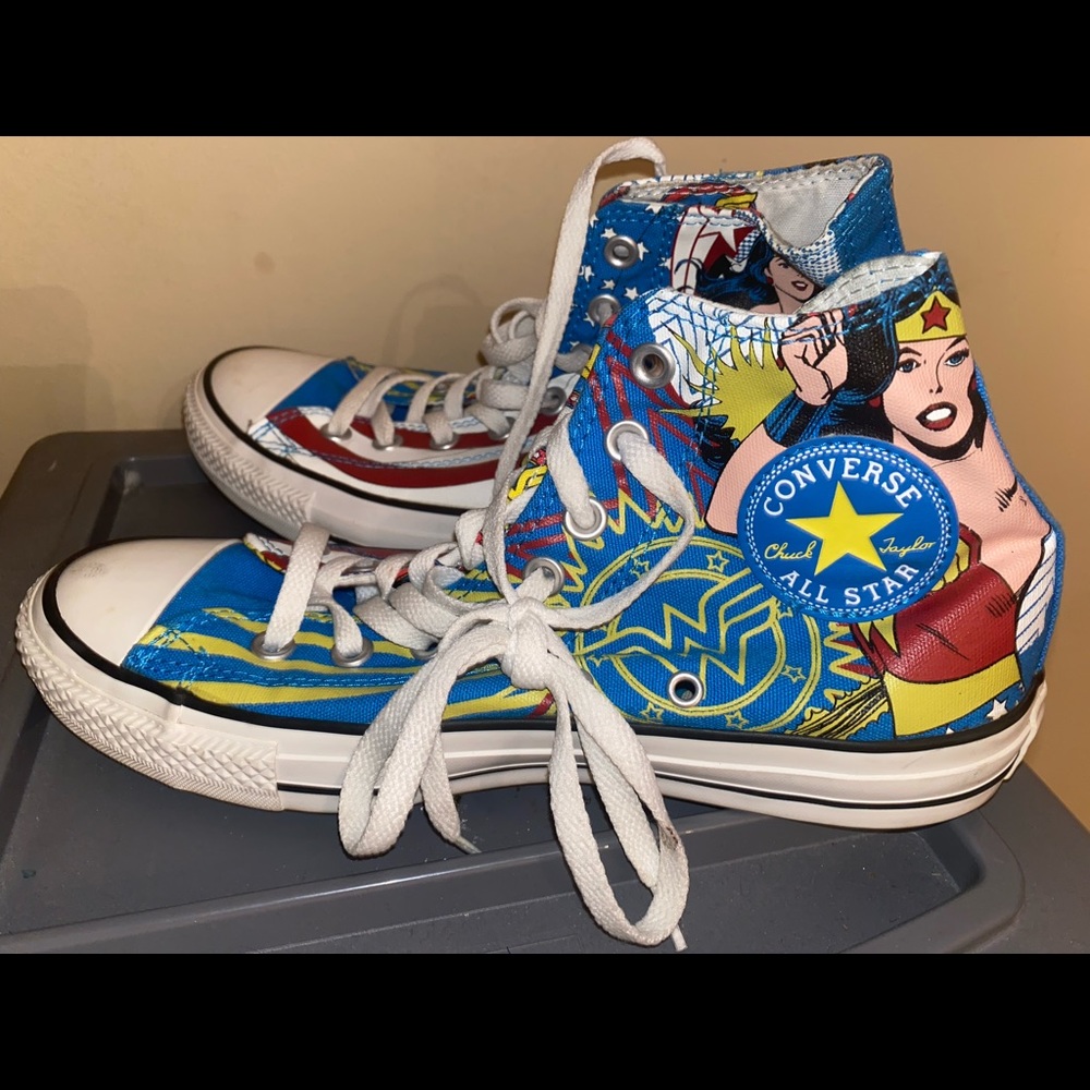 Wonder Woman converse